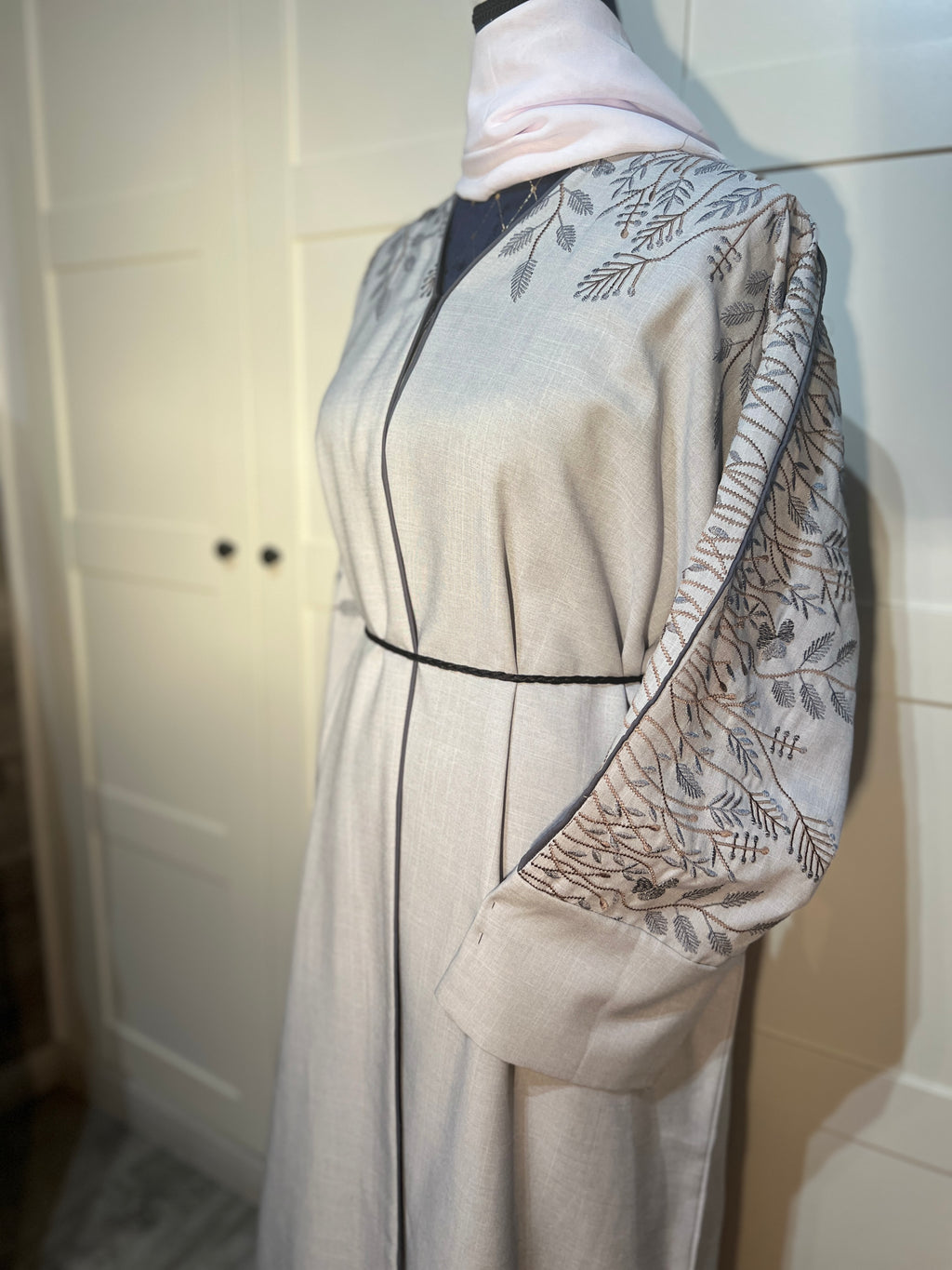 Abaya gris